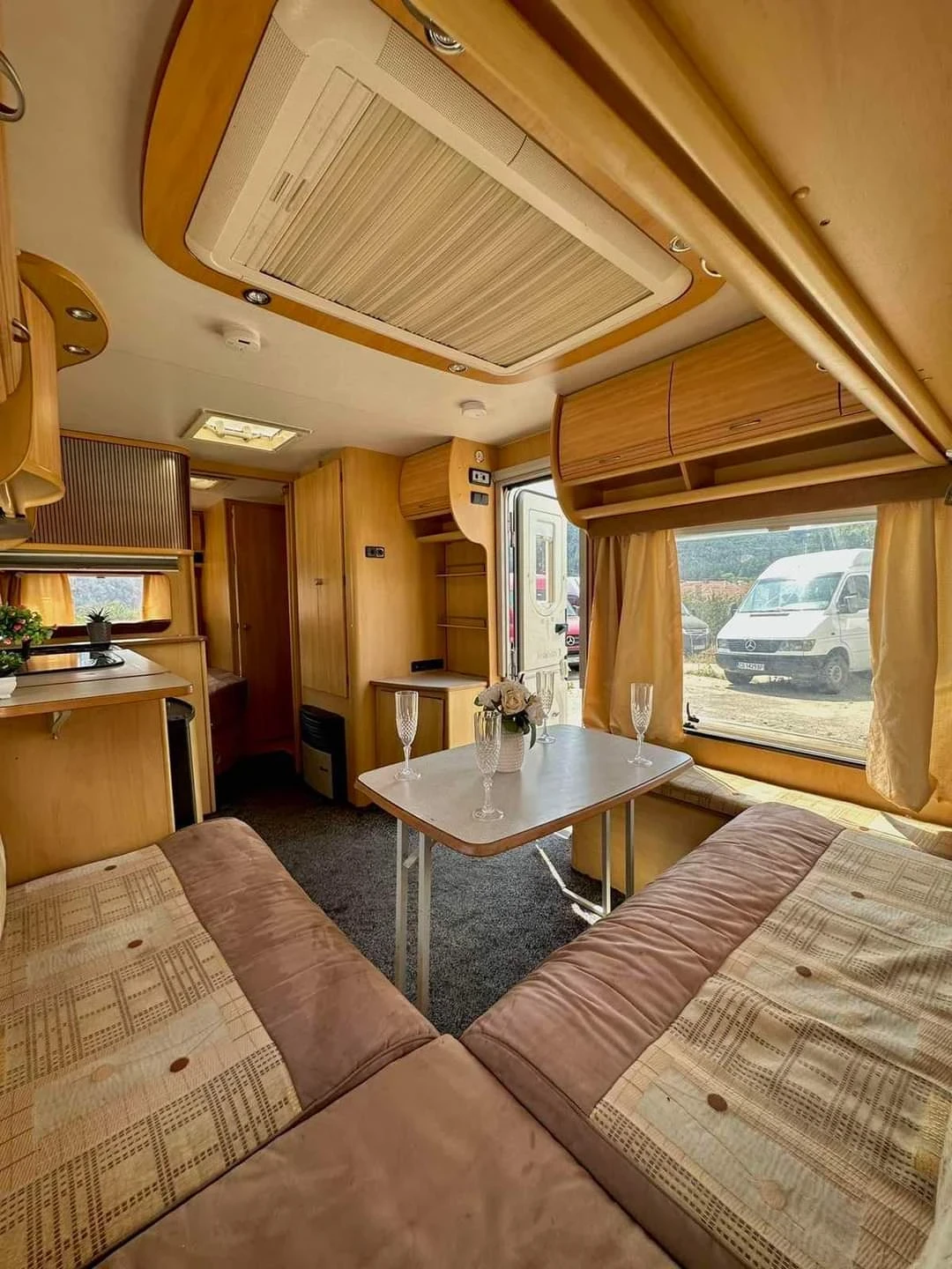 Каравана Dethleffs Nomad 570, снимка 8 - Каравани и кемпери - 53709183