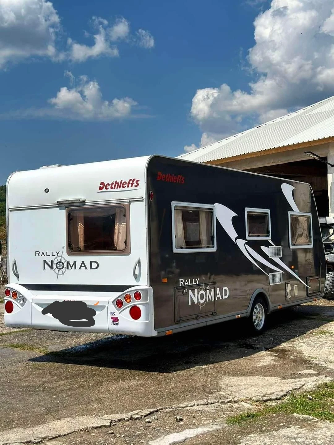 Каравана Dethleffs Nomad 570, снимка 2 - Каравани и кемпери - 53709183