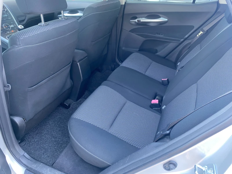 Toyota Auris 1.4 D MT, снимка 12 - Автомобили и джипове - 51108283