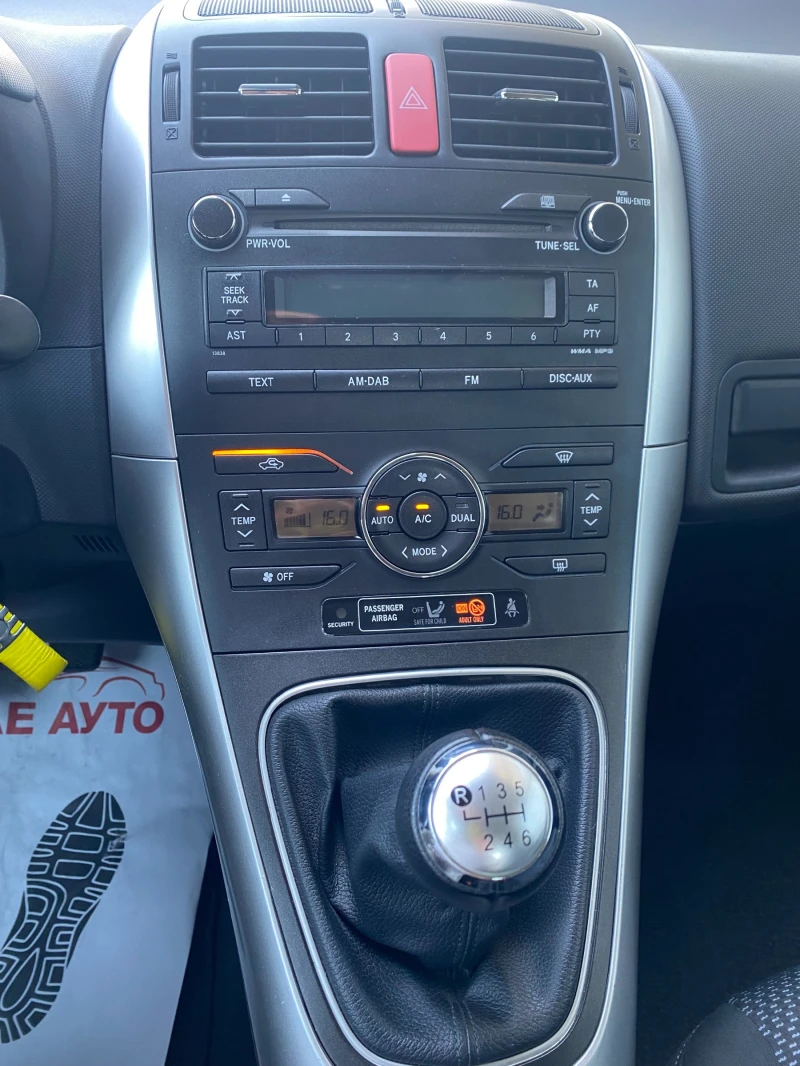 Toyota Auris 1.4 D MT, снимка 10 - Автомобили и джипове - 51108283
