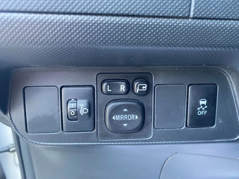 Toyota Auris 1.4 D MT, снимка 16 - Автомобили и джипове - 51108283