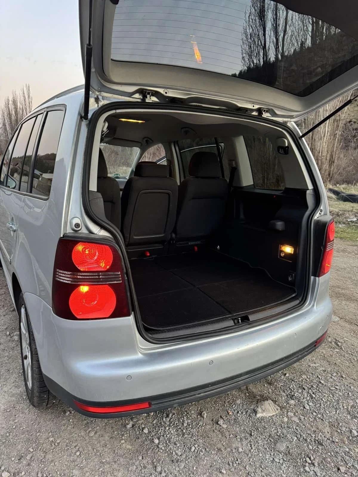 VW Touran 2.0 TDI BMM 7 места Full екстри, снимка 3 - Автомобили и джипове - 53788071