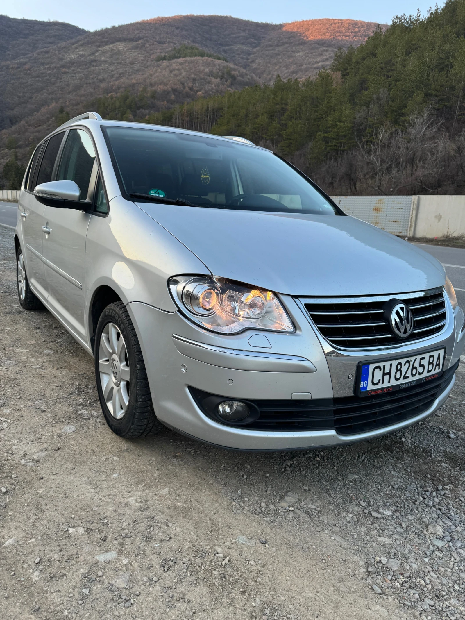 VW Touran 2.0 TDI BMM 7 места Full екстри, снимка 2 - Автомобили и джипове - 53788071