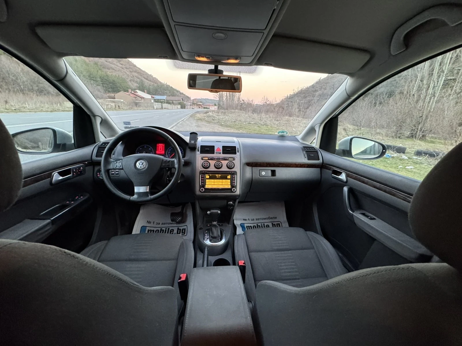 VW Touran 2.0 TDI BMM 7 места Full екстри, снимка 4 - Автомобили и джипове - 53788071