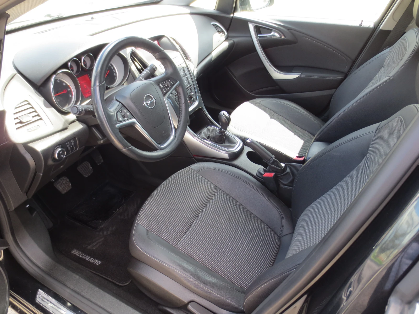 Opel Astra 1.4 i* TURBO* FACELIFT* , снимка 9 - Автомобили и джипове - 54137265