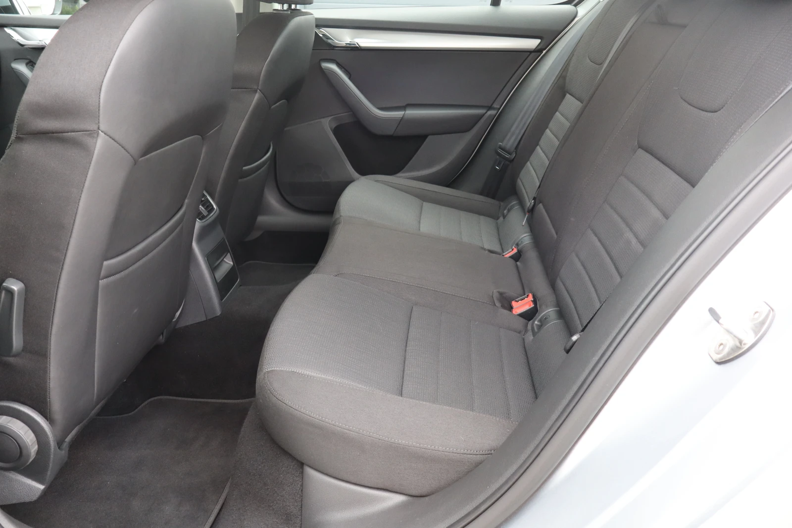 Skoda Octavia 2.0TDI* 111000* KM, снимка 12 - Автомобили и джипове - 54591606