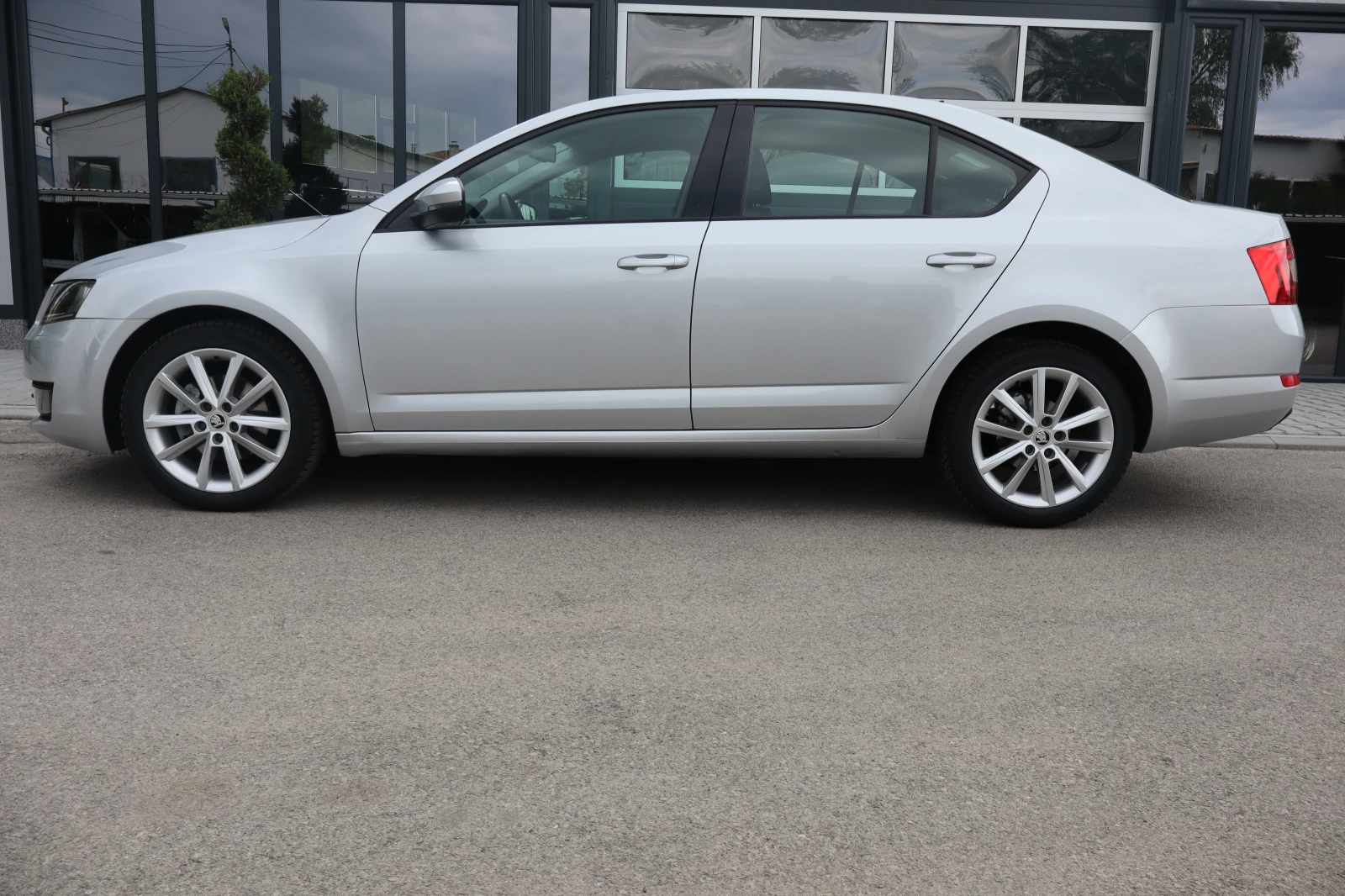 Skoda Octavia 2.0TDI* 111000* KM, снимка 8 - Автомобили и джипове - 54591606
