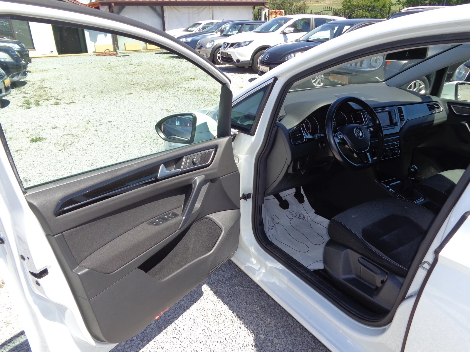 VW Sportsvan 1.6 TDI 110 hp EURO 6, снимка 9 - Автомобили и джипове - 54911536