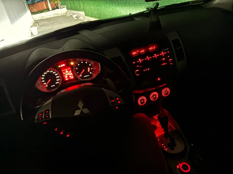 Mitsubishi Outlander 2.4 4WD, снимка 16 - Автомобили и джипове - 52948580