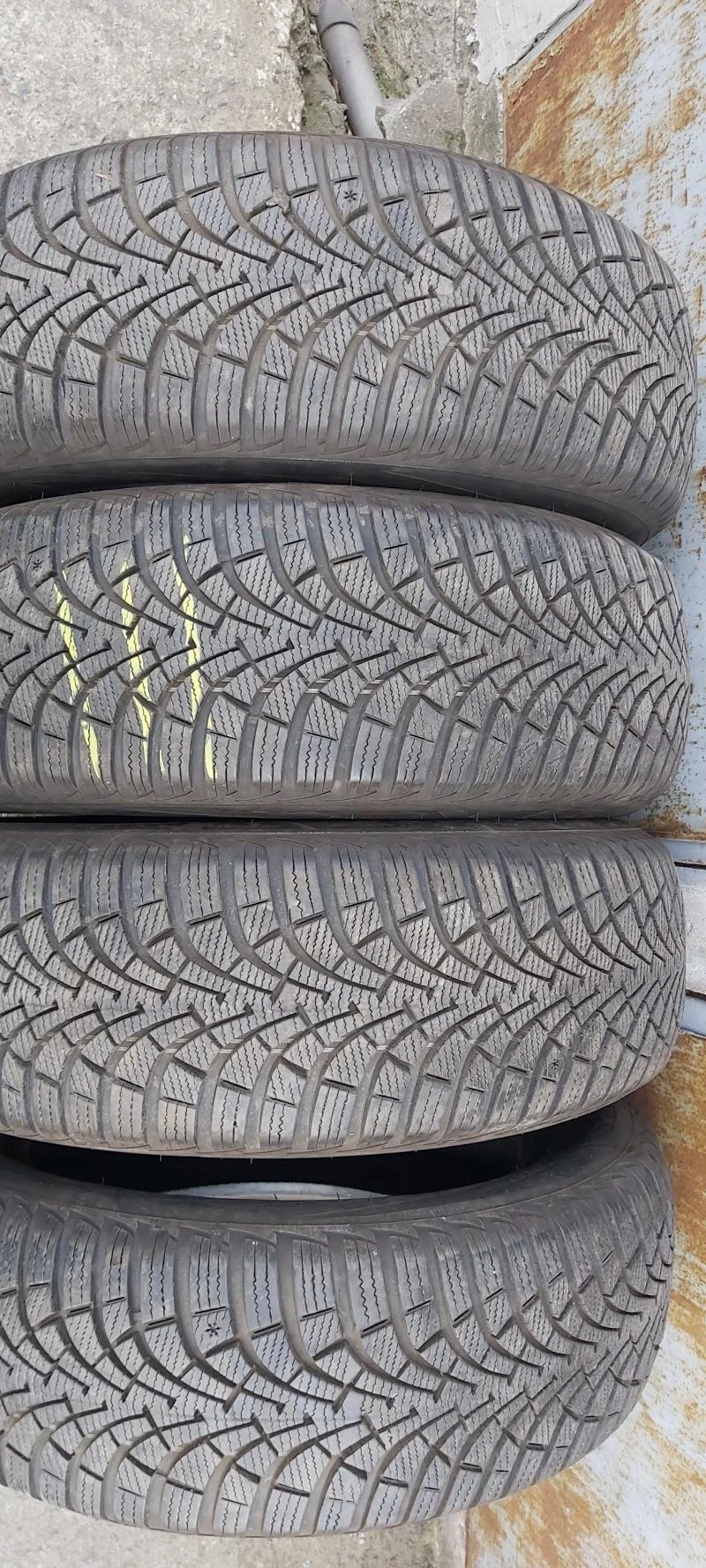 Гуми Зимни 205/60R16, снимка 1 - Гуми и джанти - 32915885