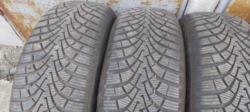 Гуми Зимни 205/60R16, снимка 3 - Гуми и джанти - 32915885