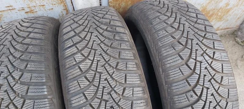 Гуми Зимни 205/60R16, снимка 4 - Гуми и джанти - 32915885