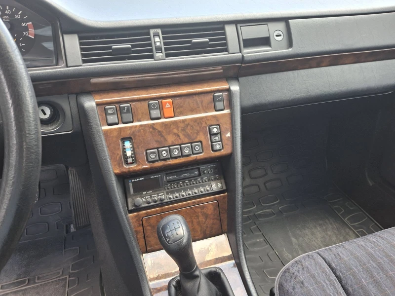 Mercedes-Benz 124 E 200, снимка 6 - Автомобили и джипове - 52645205