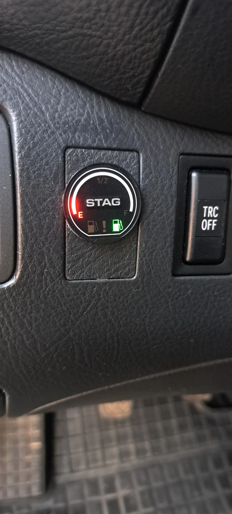 Toyota Avensis 1.8 ..vvti  бензин-газ, снимка 6 - Автомобили и джипове - 52358850