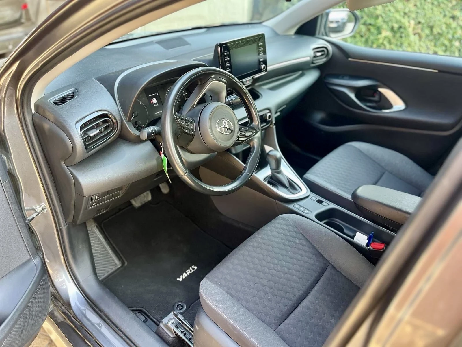 Toyota Yaris 1.5 Hybrid AT - изображение 10