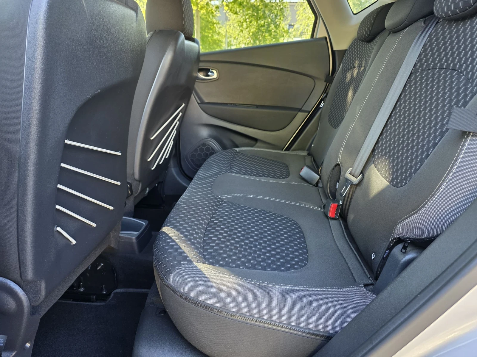 Renault Captur 1.5dCI-90kc, снимка 11 - Автомобили и джипове - 54562231