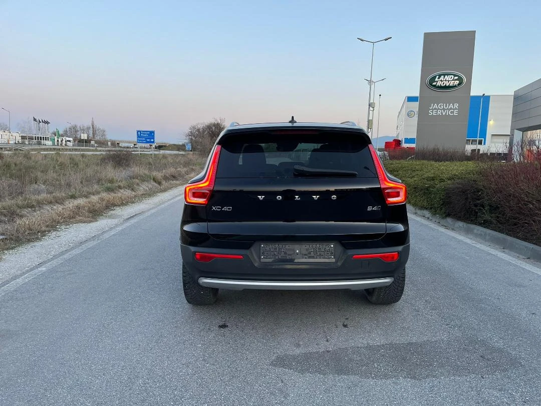 Volvo XC40 B4 AWD Mild Hybrid R-design Black Edition ОТЛИЧЕН, снимка 3 - Автомобили и джипове - 54633905