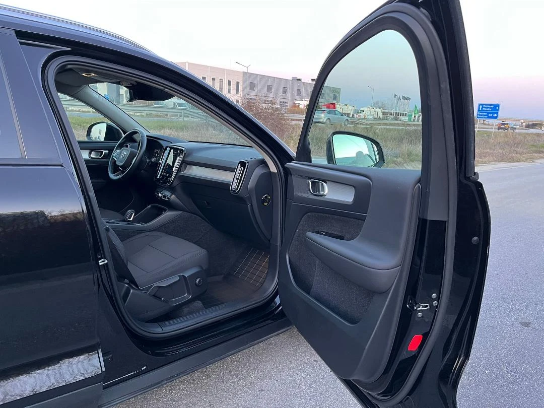 Volvo XC40 B4 AWD Mild Hybrid R-design Black Edition ОТЛИЧЕН, снимка 7 - Автомобили и джипове - 54633905