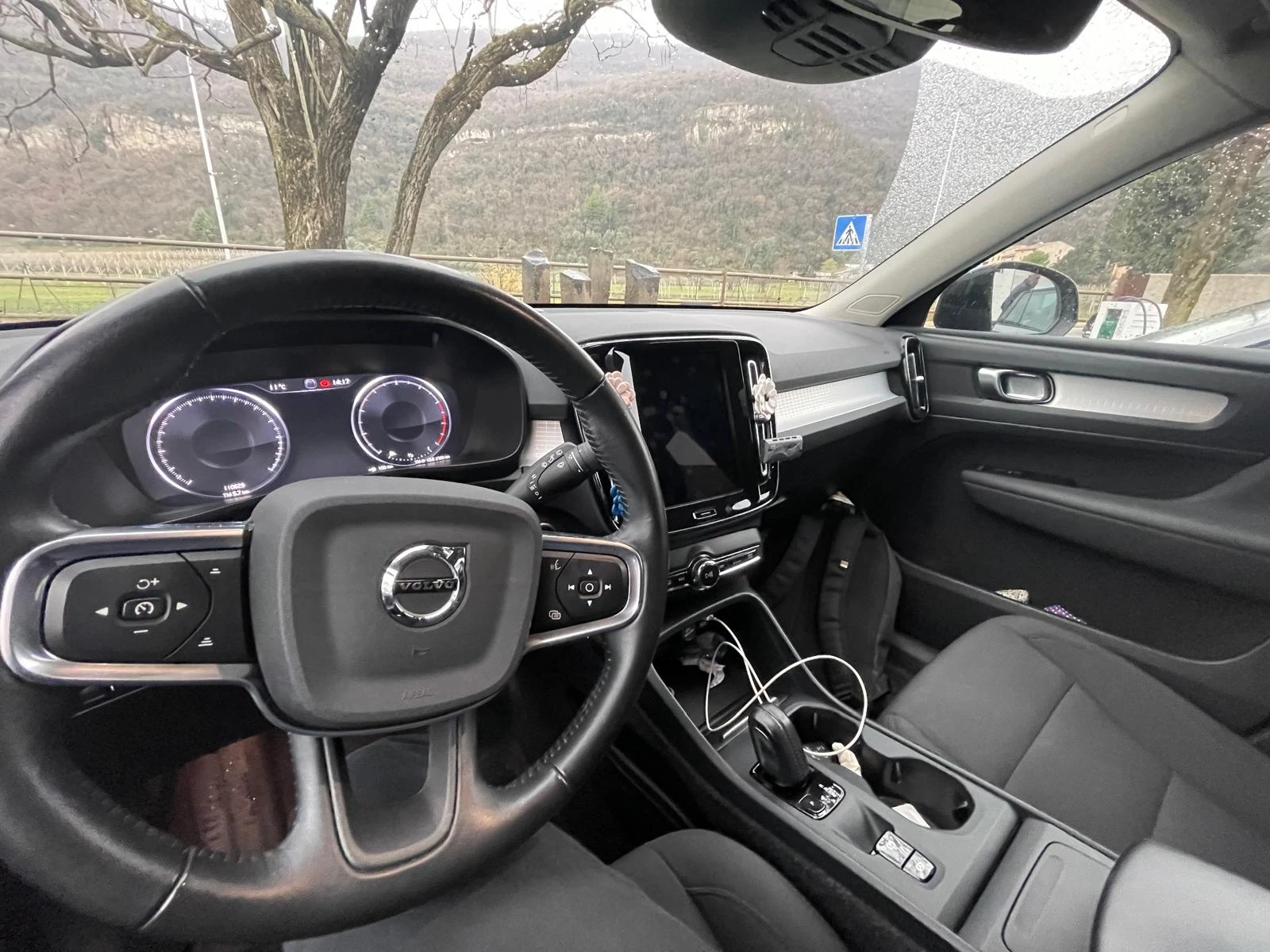 Volvo XC40 B4 AWD Mild Hybrid R-design Black Edition ОТЛИЧЕН, снимка 11 - Автомобили и джипове - 54633905