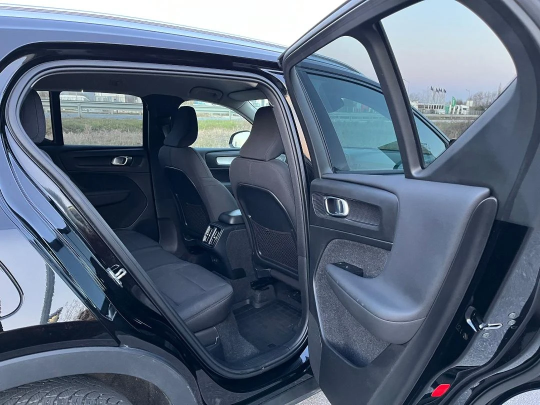 Volvo XC40 B4 AWD Mild Hybrid R-design Black Edition ОТЛИЧЕН, снимка 8 - Автомобили и джипове - 54633905
