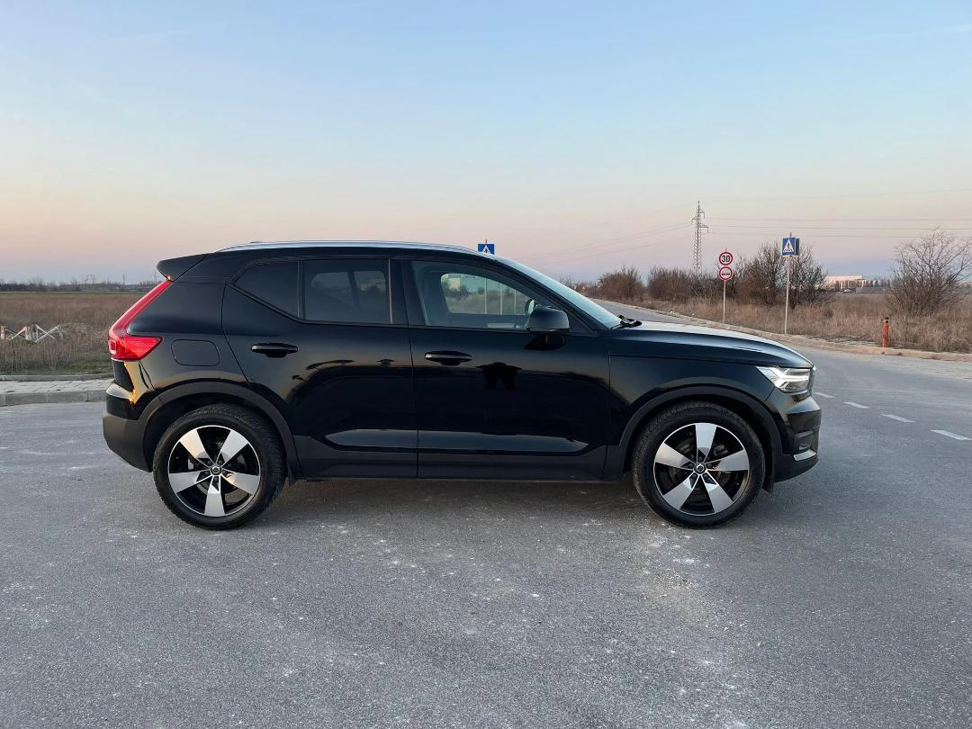 Volvo XC40 B4 AWD Mild Hybrid R-design Black Edition ОТЛИЧЕН, снимка 5 - Автомобили и джипове - 54633905