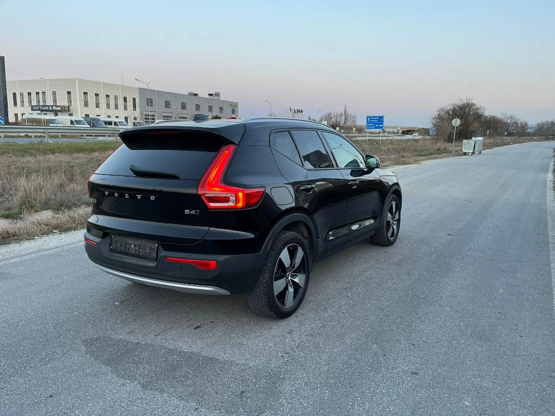 Volvo XC40 B4 AWD Mild Hybrid R-design Black Edition ОТЛИЧЕН, снимка 4 - Автомобили и джипове - 54633905