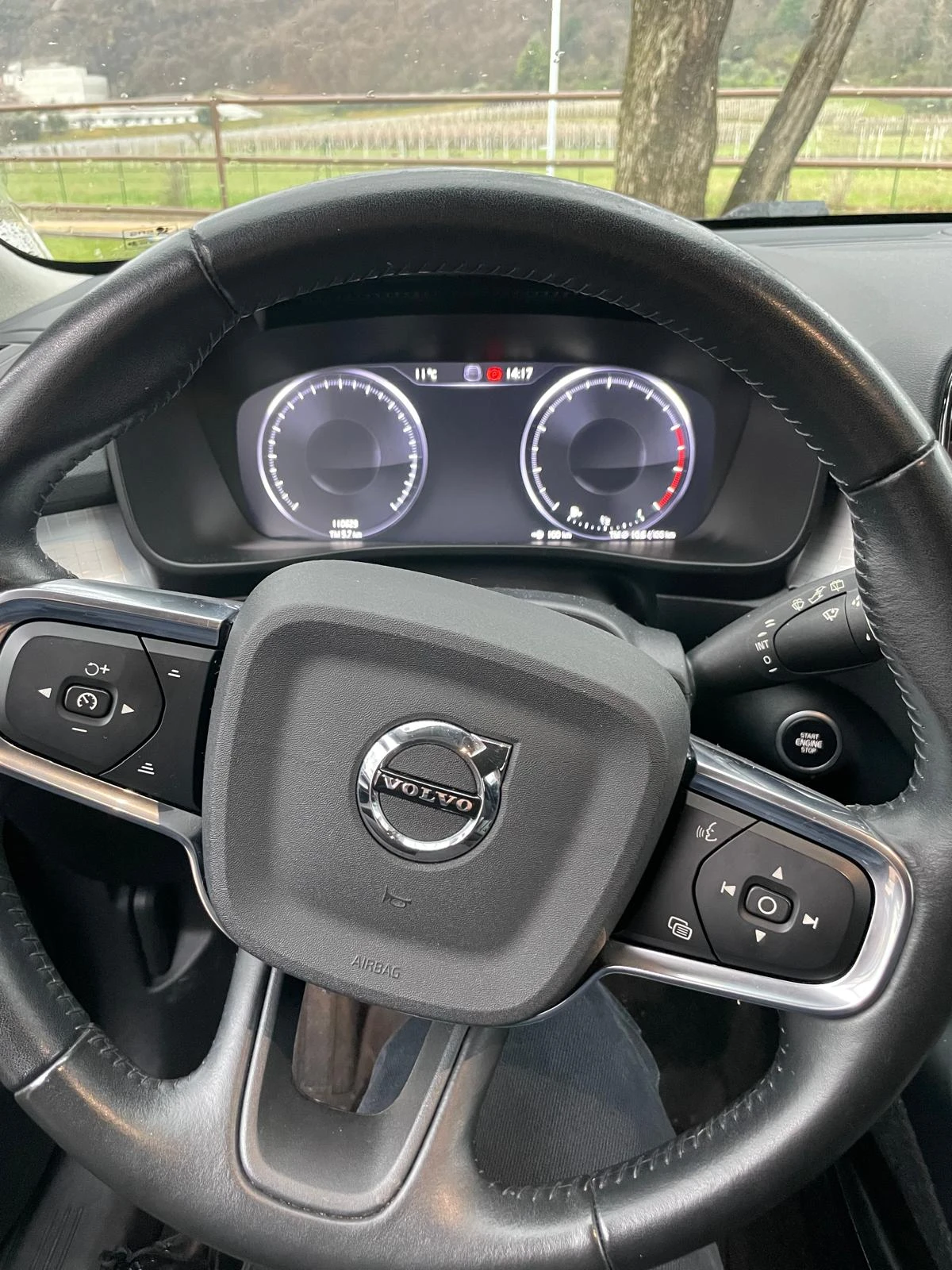 Volvo XC40 B4 AWD Mild Hybrid R-design Black Edition ОТЛИЧЕН, снимка 13 - Автомобили и джипове - 54633905