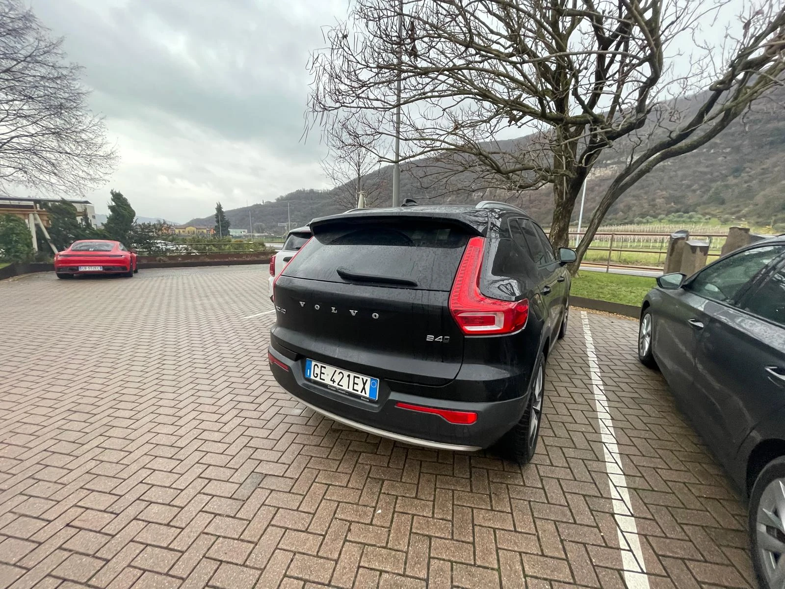 Volvo XC40 B4 AWD Mild Hybrid R-design Black Edition ОТЛИЧЕН, снимка 15 - Автомобили и джипове - 54633905