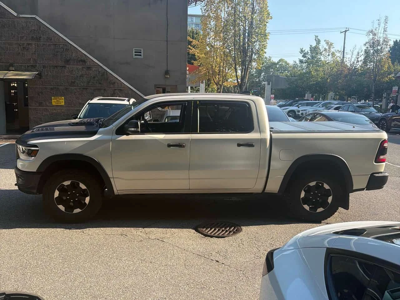 Dodge RAM 1500 Rebel | CARFAX | АВТОКРЕДИТ БЕЗ ПЪРВОНАЧАЛНА , снимка 3 - Автомобили и джипове - 55523441