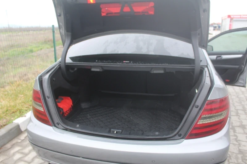Mercedes-Benz C 220, снимка 11 - Автомобили и джипове - 54799609