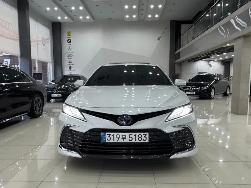 Toyota Camry (Xv70) 2.5 Xle Hybrid, снимка 3 - Автомобили и джипове - 56289412