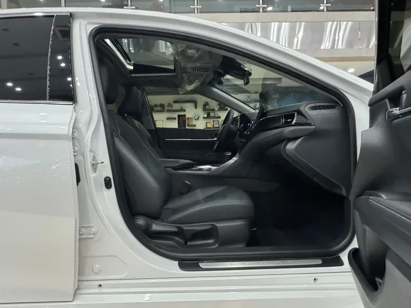 Toyota Camry (Xv70) 2.5 Xle Hybrid, снимка 17 - Автомобили и джипове - 56289412