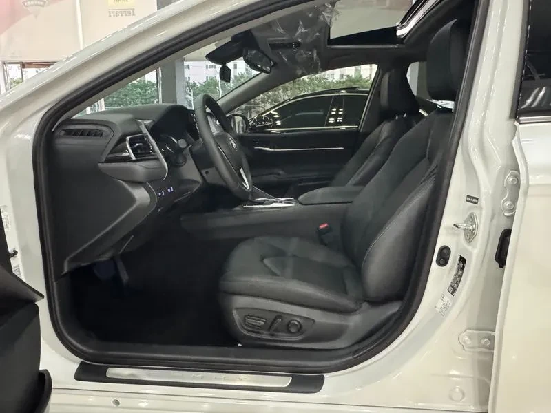 Toyota Camry (Xv70) 2.5 Xle Hybrid, снимка 12 - Автомобили и джипове - 56289412