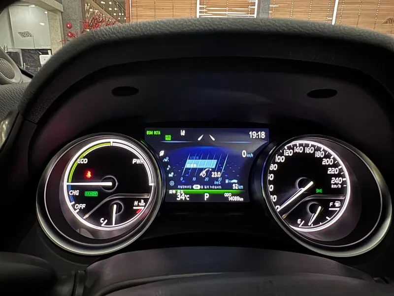 Toyota Camry (Xv70) 2.5 Xle Hybrid, снимка 8 - Автомобили и джипове - 56289412