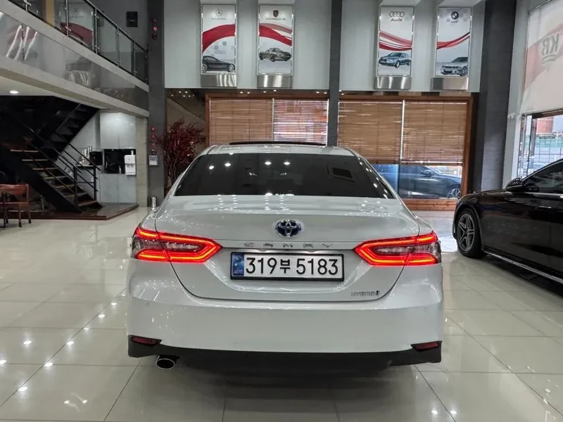 Toyota Camry (Xv70) 2.5 Xle Hybrid, снимка 4 - Автомобили и джипове - 56289412