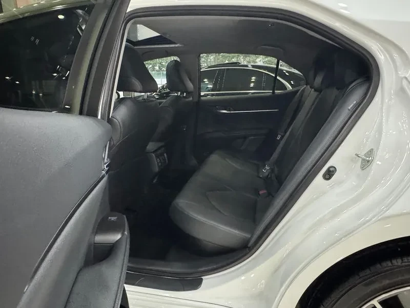 Toyota Camry (Xv70) 2.5 Xle Hybrid, снимка 15 - Автомобили и джипове - 56289412