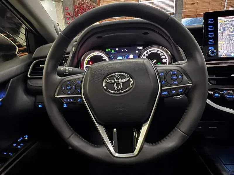 Toyota Camry (Xv70) 2.5 Xle Hybrid, снимка 10 - Автомобили и джипове - 56289412