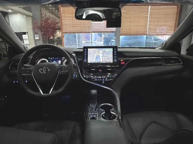 Toyota Camry (Xv70) 2.5 Xle Hybrid, снимка 7 - Автомобили и джипове - 56289412
