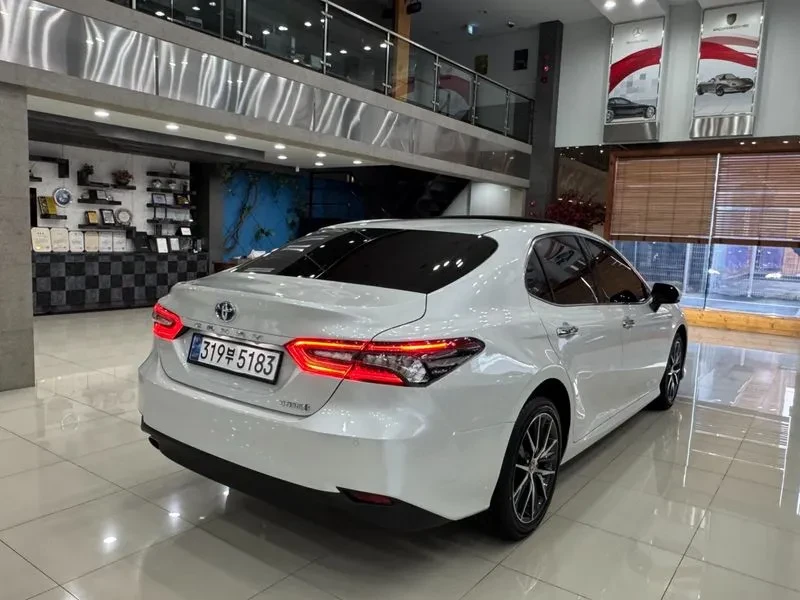 Toyota Camry (Xv70) 2.5 Xle Hybrid, снимка 2 - Автомобили и джипове - 56289412