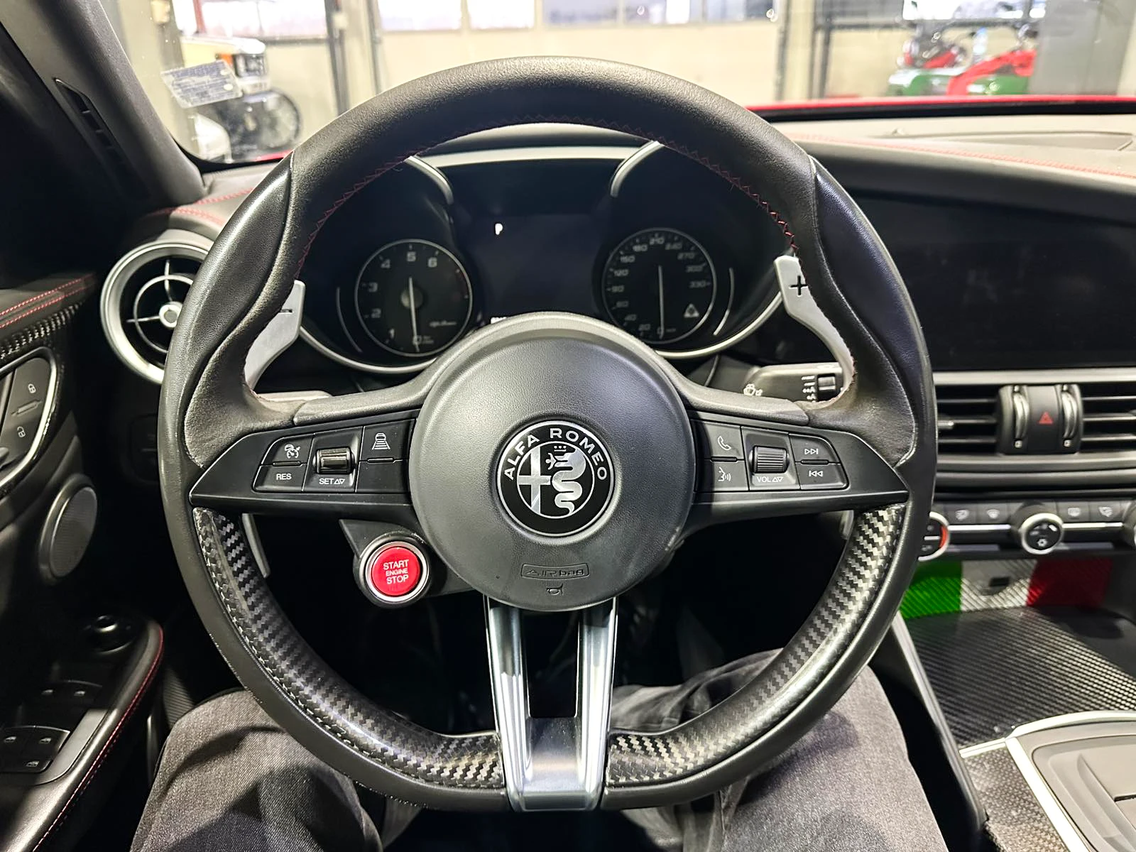 Alfa Romeo Giulia Quadrifoglio, снимка 12 - Автомобили и джипове - 53723842