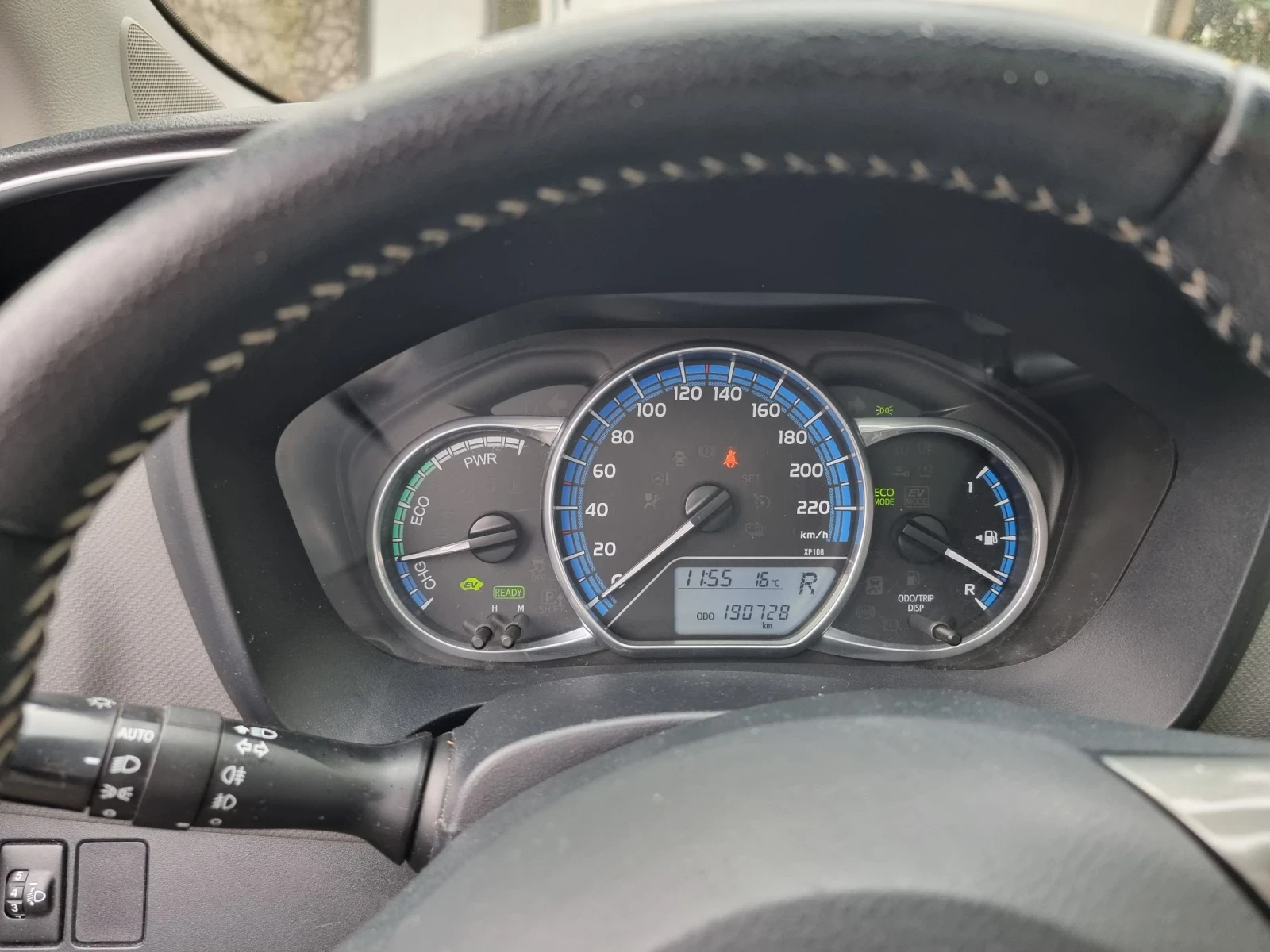 Toyota Yaris 1.5 Hybrid/panorama, снимка 14 - Автомобили и джипове - 53743345