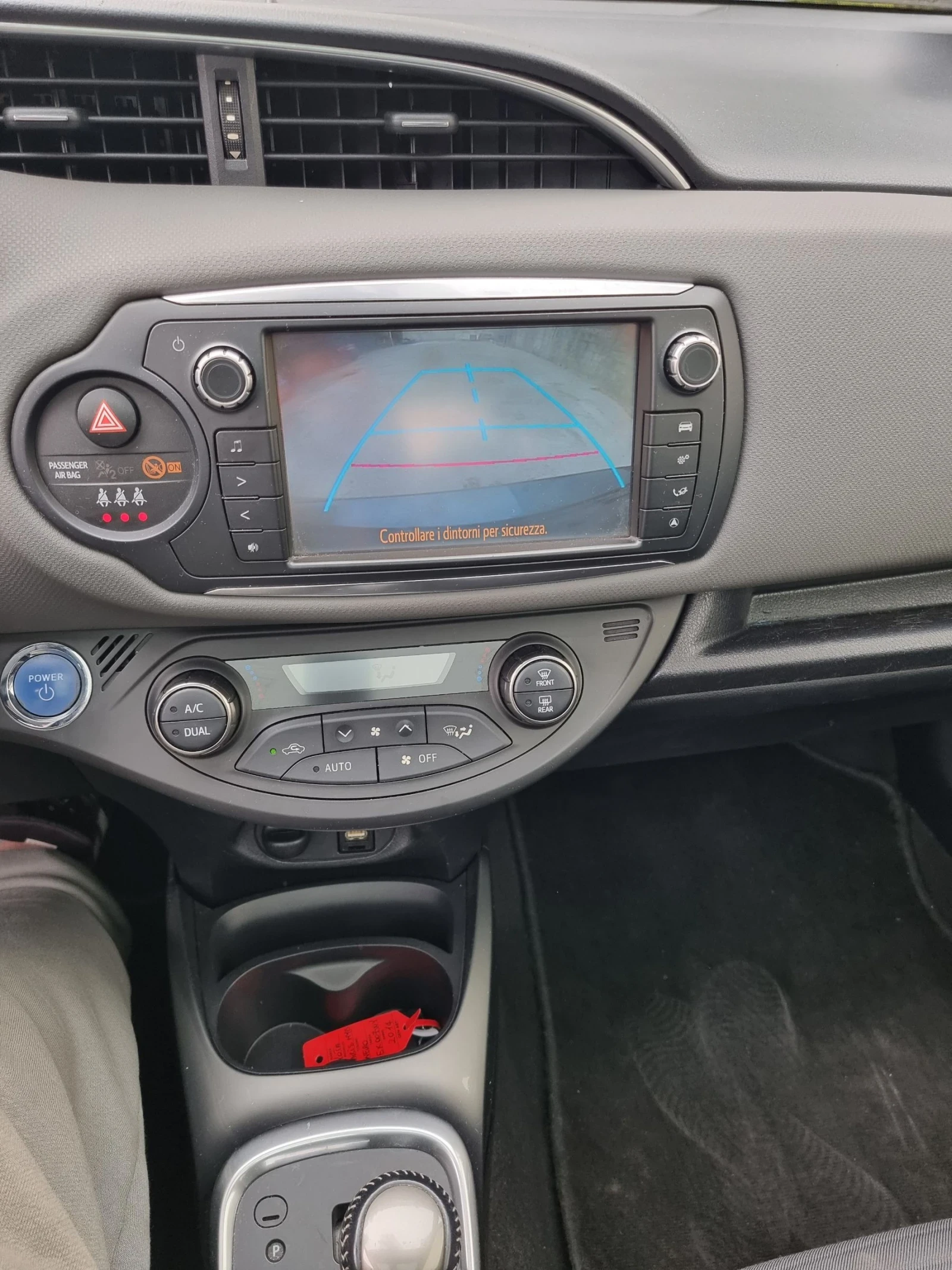 Toyota Yaris 1.5 Hybrid/panorama, снимка 13 - Автомобили и джипове - 53743345