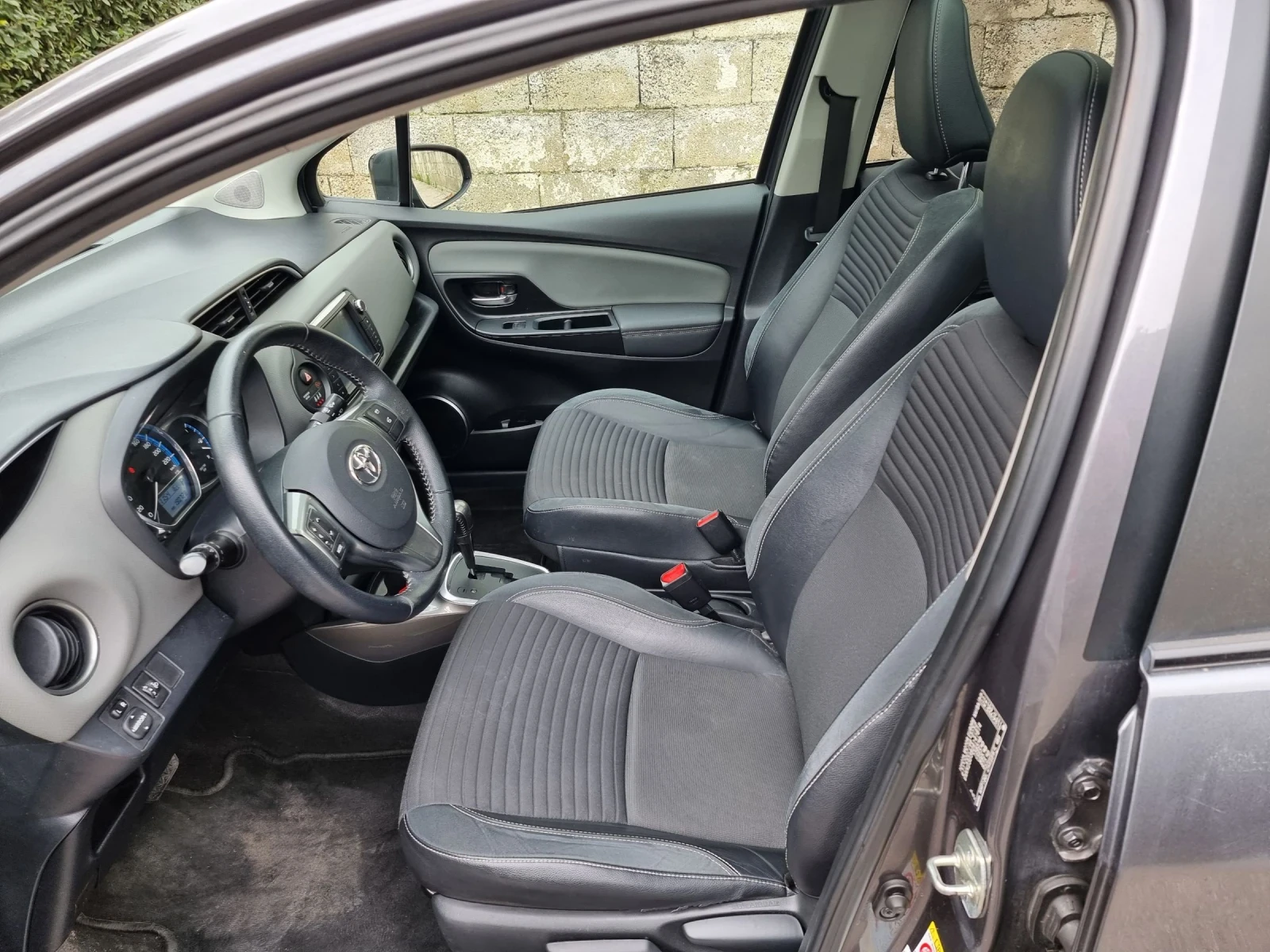 Toyota Yaris 1.5 Hybrid/panorama, снимка 16 - Автомобили и джипове - 53743345