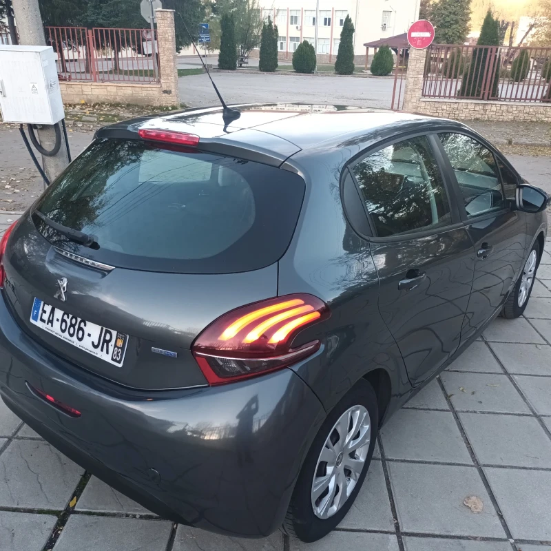 Peugeot 208 1.6 Euro 6, снимка 7 - Автомобили и джипове - 52248470