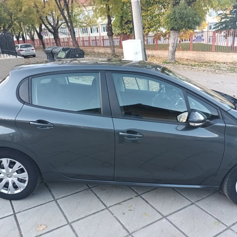 Peugeot 208 1.6 Euro 6, снимка 8 - Автомобили и джипове - 52248470