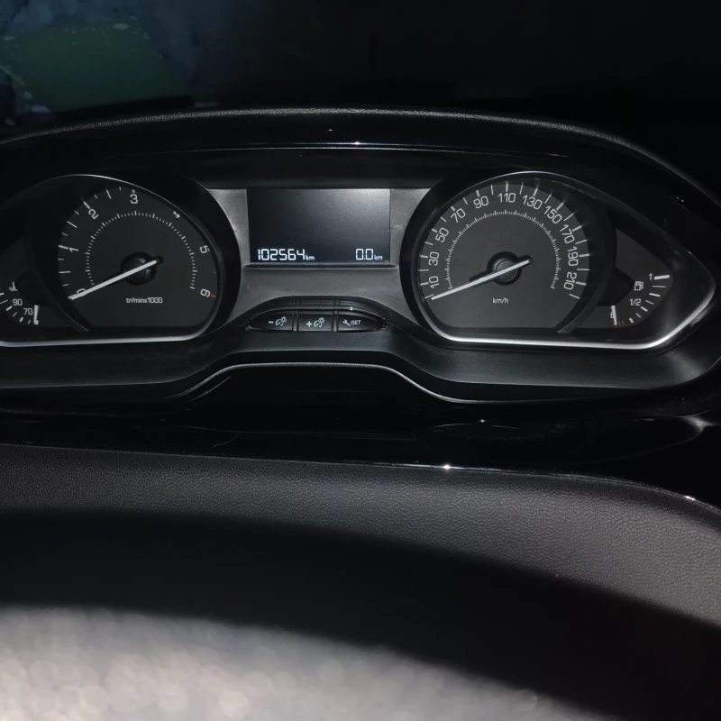 Peugeot 208 1.6 Euro 6, снимка 14 - Автомобили и джипове - 52248470