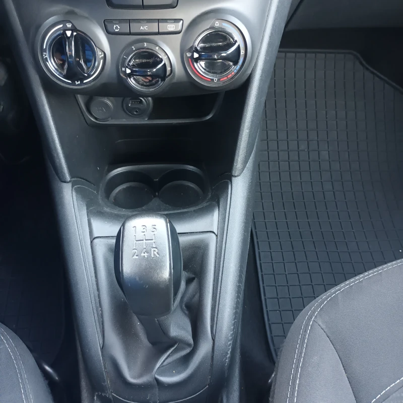 Peugeot 208 1.6 Euro 6, снимка 13 - Автомобили и джипове - 52248470
