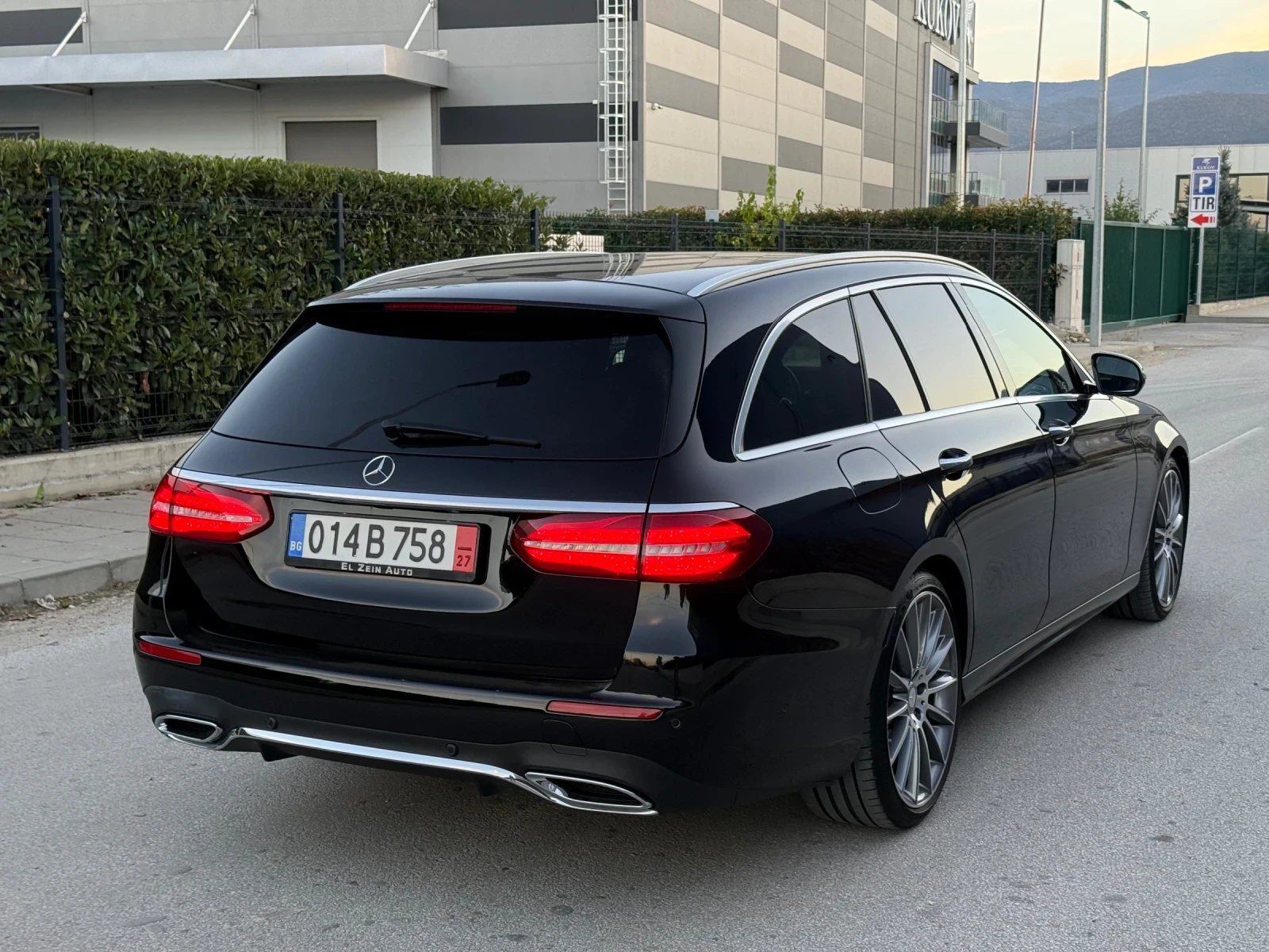 Mercedes-Benz E 220 AMG PREMIUM PLUS| DIGITAL| BURMESTER| ПЪЛНА ИСТОРИ - изображение 4