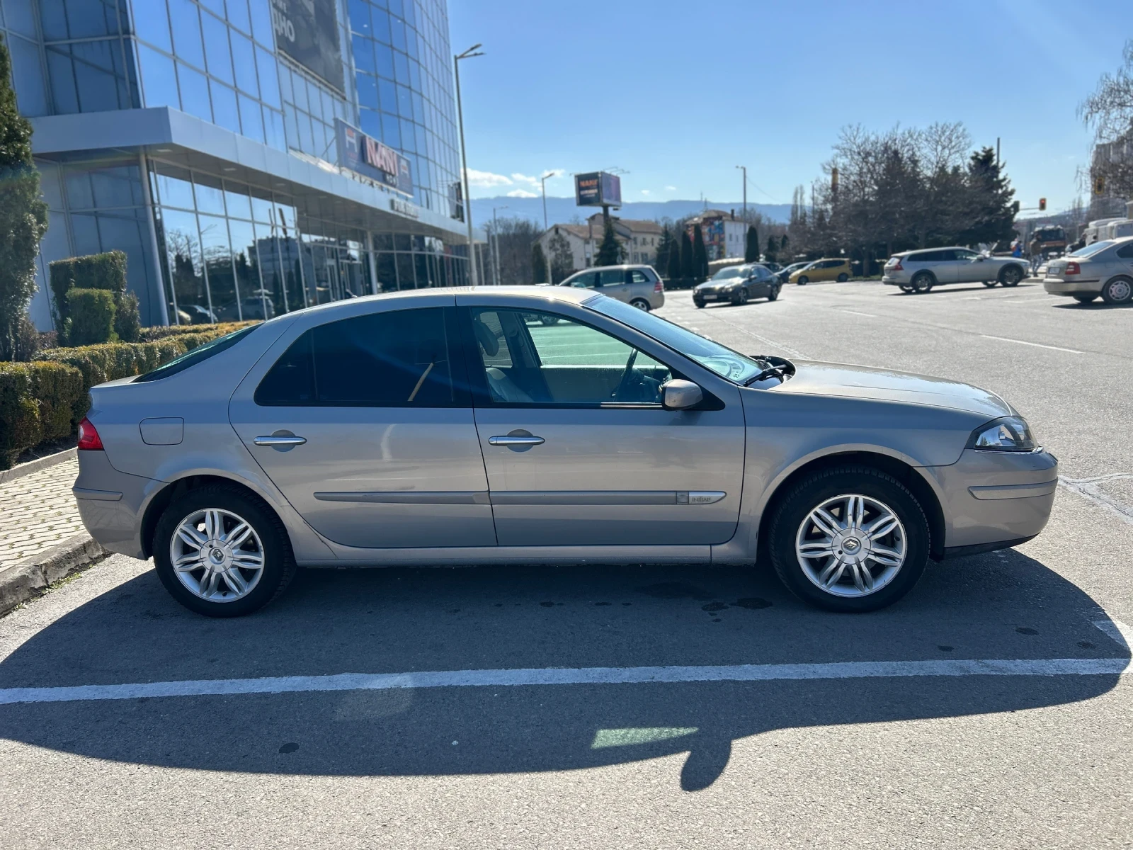 Renault Laguna 2.0i Initiale, снимка 2 - Автомобили и джипове - 53811818
