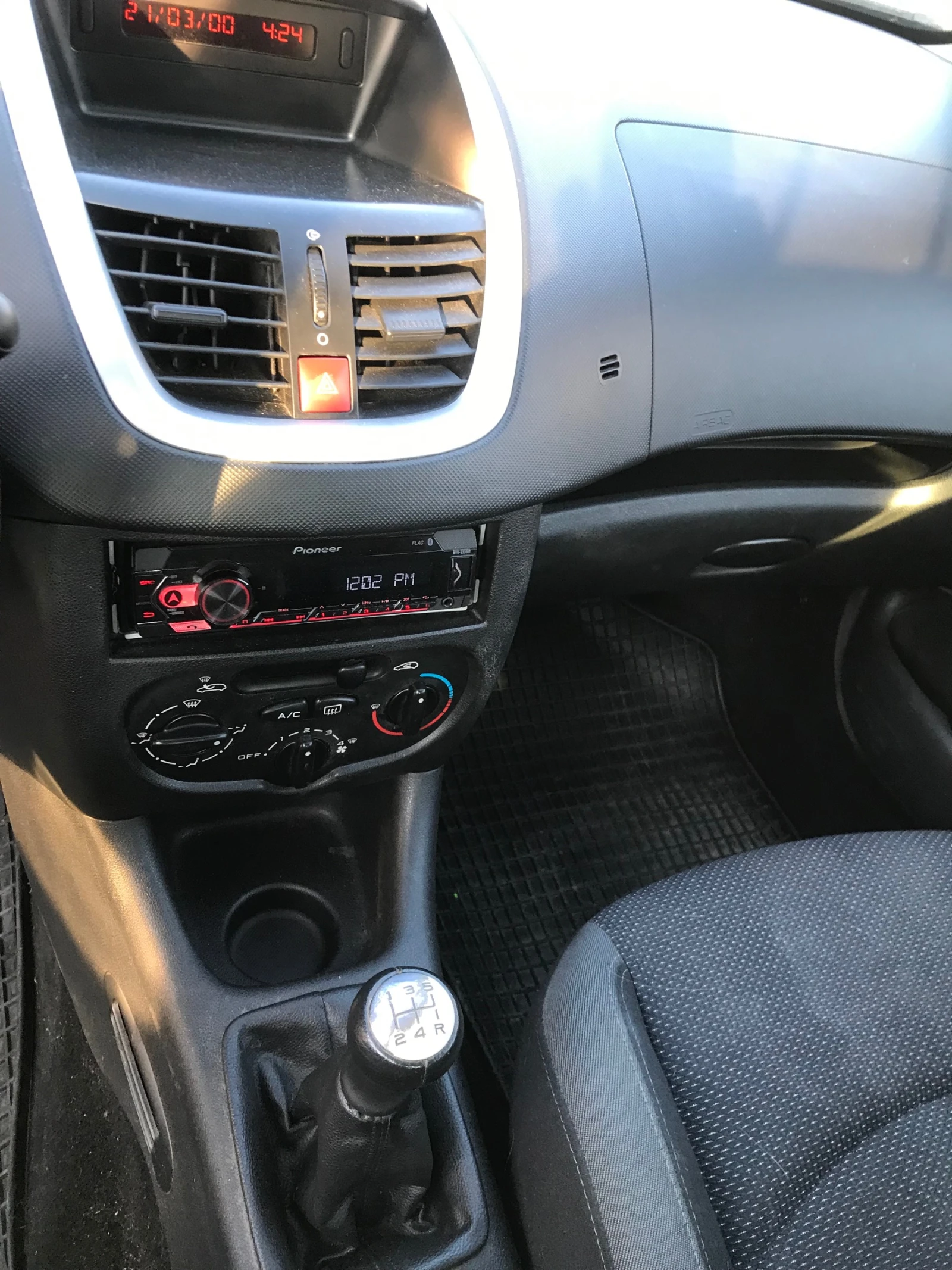 Peugeot 206 1, 4бен.75к.Климатик., снимка 14 - Автомобили и джипове - 54006680